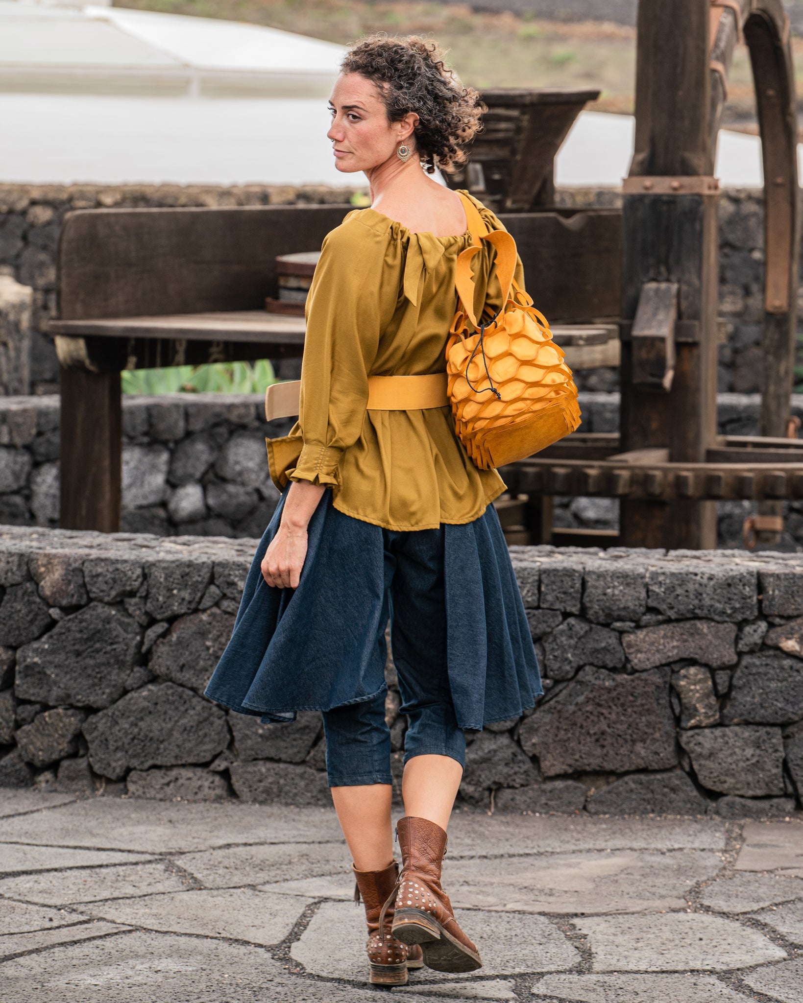 BLUSA ENCAMINADA (Melaza) Escala