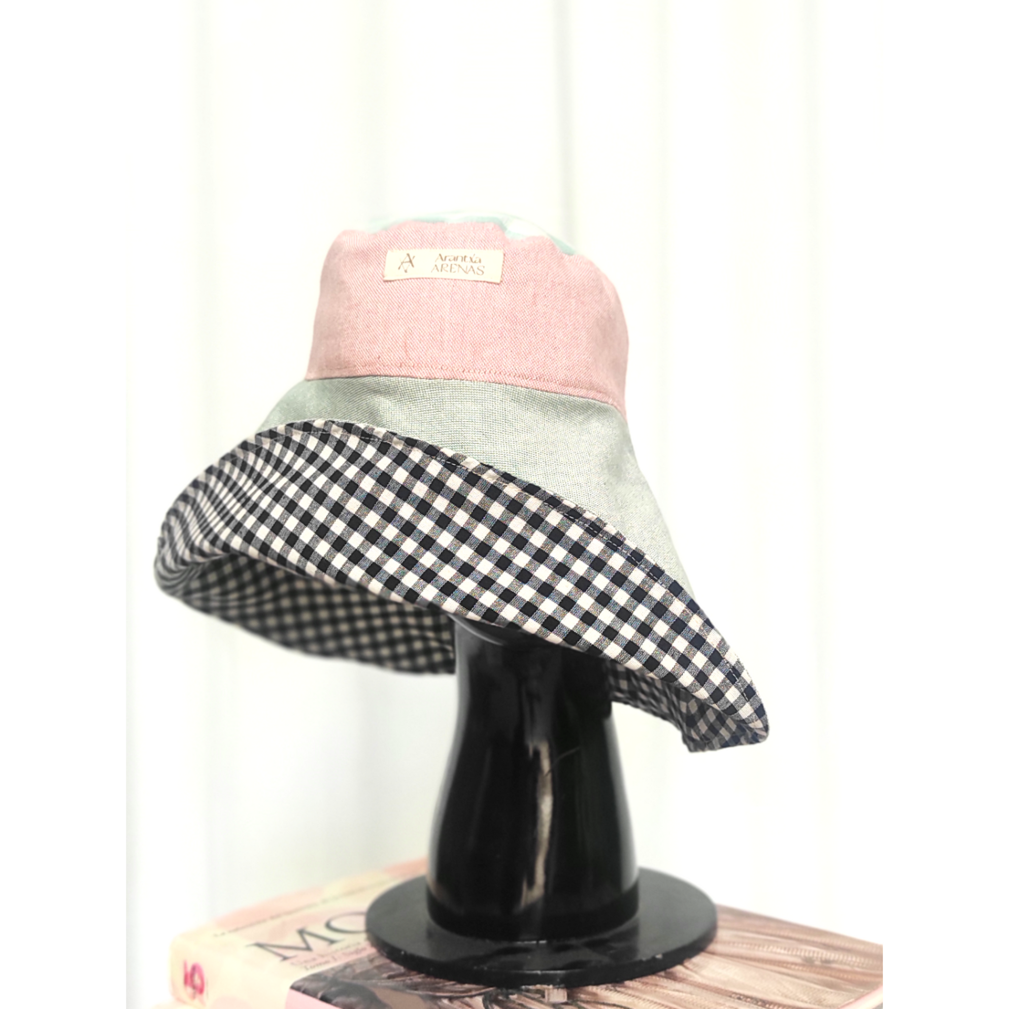 SOMBRERA ROSA Y NEGRA, BICUADRO